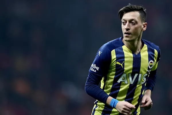 El alemán Özil anunció que se retira del fútbol