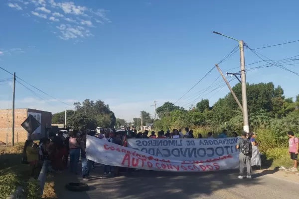Obreros autoconvocados del citrus realizan una protesta y un corte en Camino del Perú