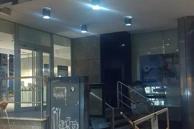 Un grupo de obreros perforaba una vereda y llegó a la oficina de un banco