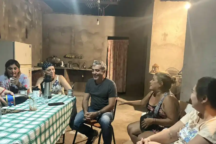 EN VILLA LUJÁN. El radical José Cano dialoga con vecinos.