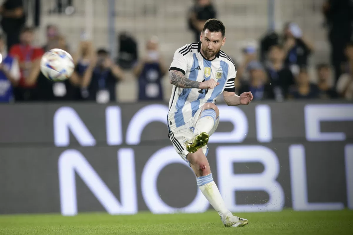 AMISTOSO ARGENTINA-PANAMÁ. Messi recibió una brutal patada que lo dejó sangrando. Foto tomada de Twitter / @Argentina.