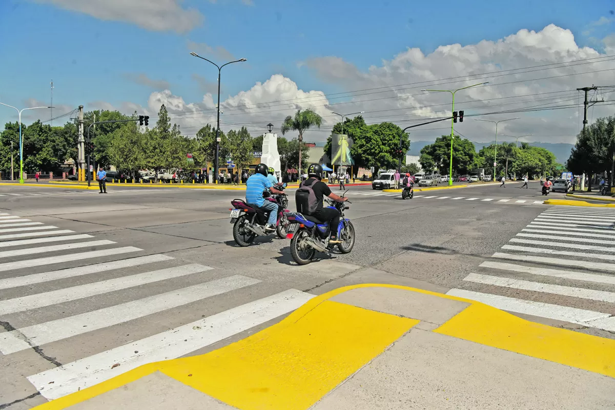 Cruce de las avenidas Belgrano y Camino del Perú: no hay rotonda y sí, giro libre