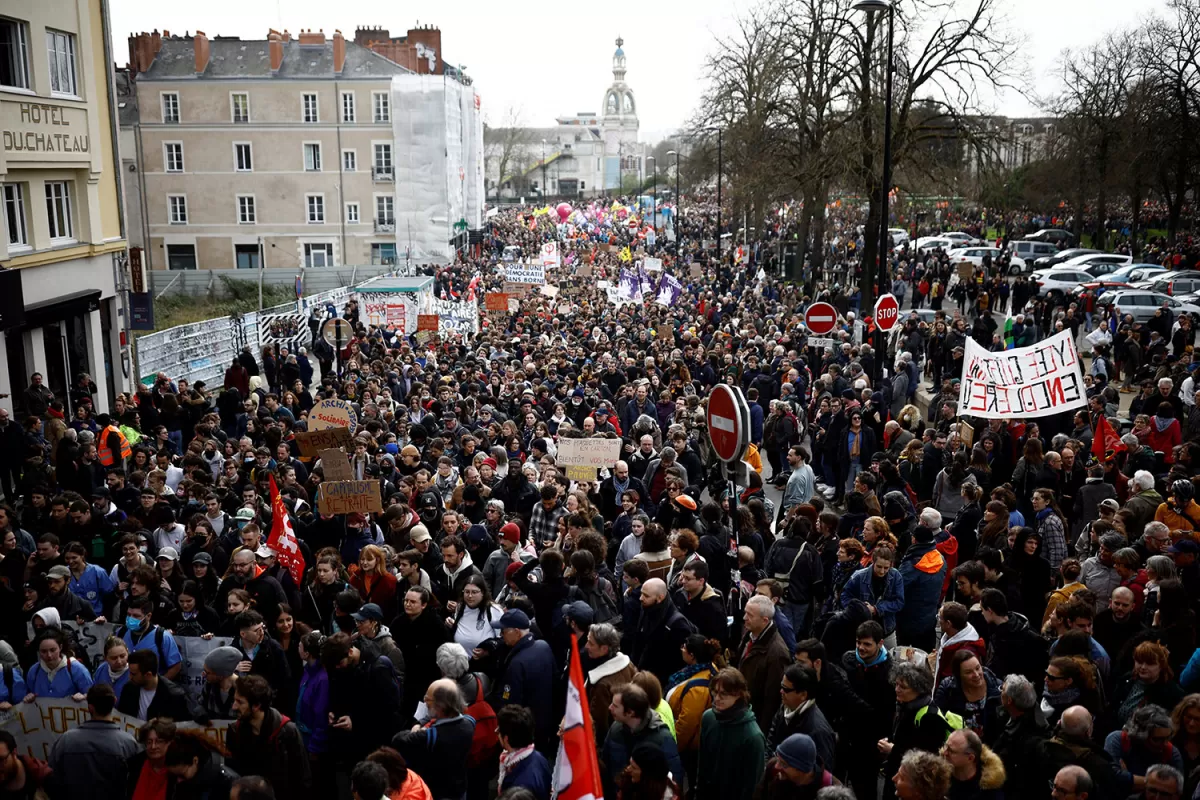 Sin clases, con rutas cortadas y marchas, los franceses se oponen a la reforma de Macron