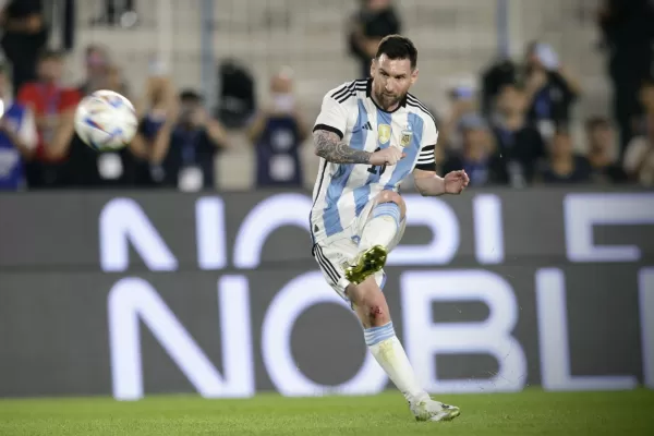 Argentina vs Panamá: Lionel Messi recibió una brutal patada y asustó a todos