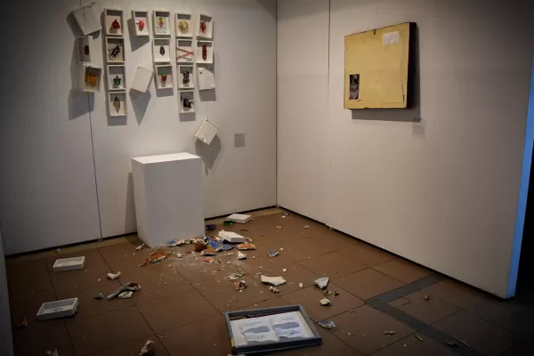 Video: un grupo religioso destrozó una muestra de arte en el marco del 8M por considerarla ofensiva