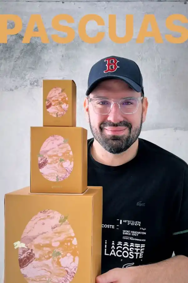 Damián Betular ofrece distintas variedades de huevos de pascuas.