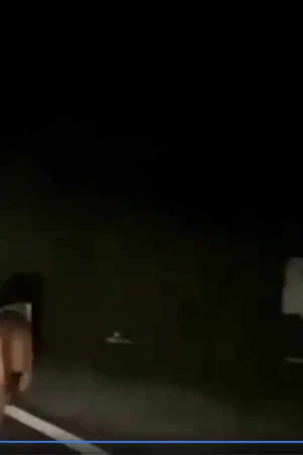 Hacia la derecha, la figura que llamó la atención de los cibernautas