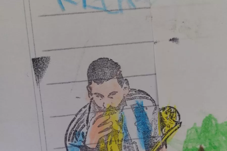 Lio Messi besando la copa del mundo, ahora en las carpetas de los alumnos
