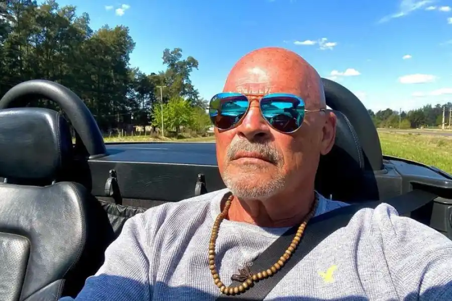 Además de ser empresario, Alfa mantuvo contacto con diversar personaldiades de la farándula y de la política