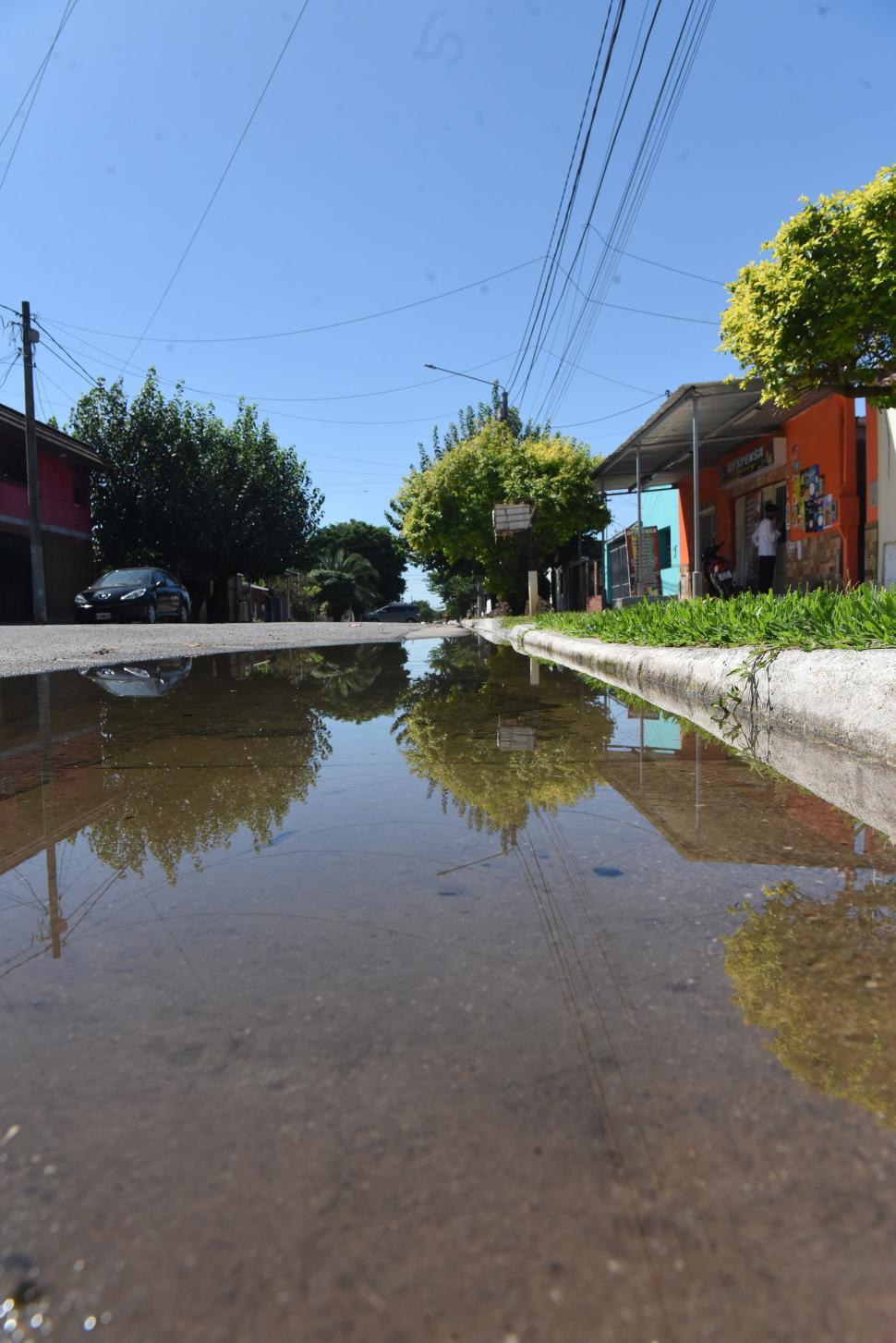 POR TODOS LADOS. En la zona, los vecinos deben lidiar cotidianamente con roturas en la calle, donde se estanca el agua.