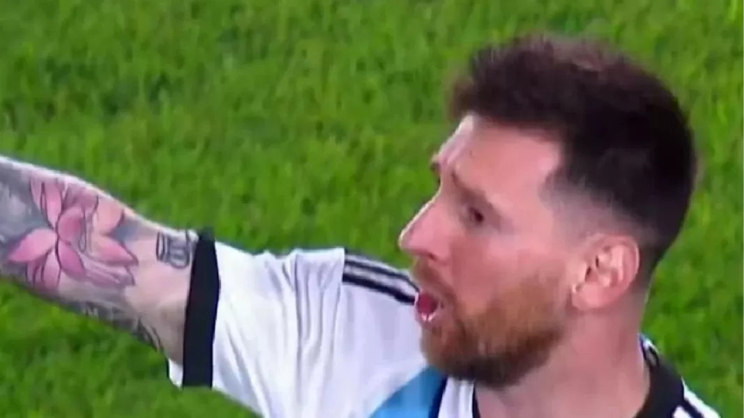 El desopilante “enojo” de Lionel Messi por un pedido de sus compañeros en los festejos de la Selección