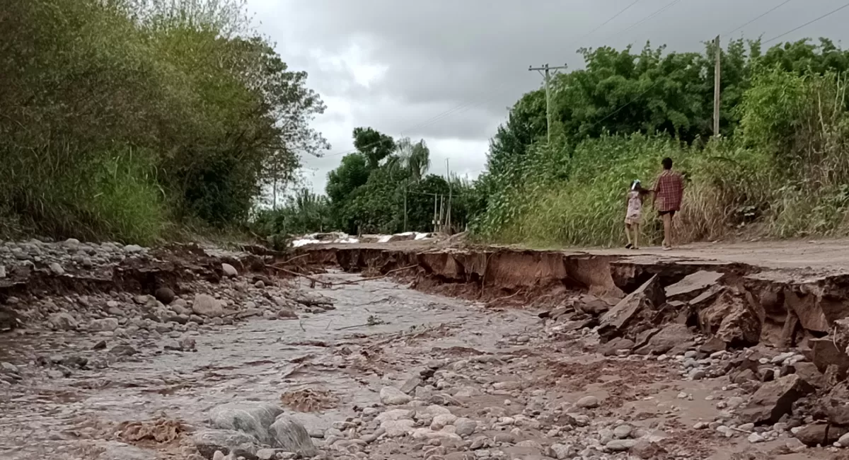 La lluvia causó destrozos de caminos y quedaron aisladas unas 150 familias en el sur tucumano