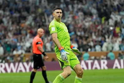 La ley anti Dibu Martínez fue oficializada por la FIFA: de qué se trata