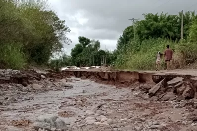 La lluvia causó destrozos de caminos y quedaron aisladas unas 150 familias en el sur tucumano