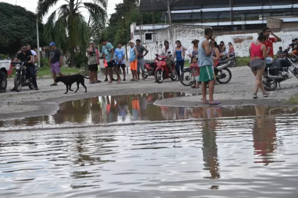 Familias anegadas a causa del desborde del río Medinas
