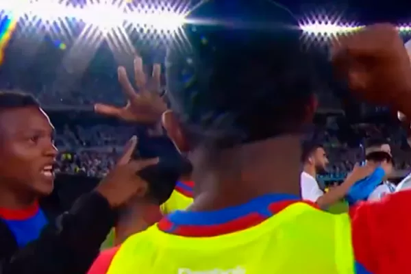 Video: jugadores de Panamá hacen “piedra, papel y tijera” para quedarse con una camiseta argentina