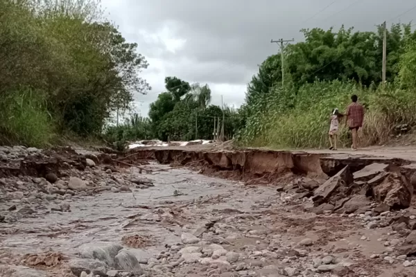 La lluvia causó destrozos de caminos y quedaron aisladas unas 150 familias en el sur tucumano