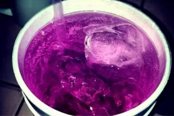 Qué es el Purple Drank, el peligroso trago que consumen los jóvenes argentinos y que puede provocar la muerte