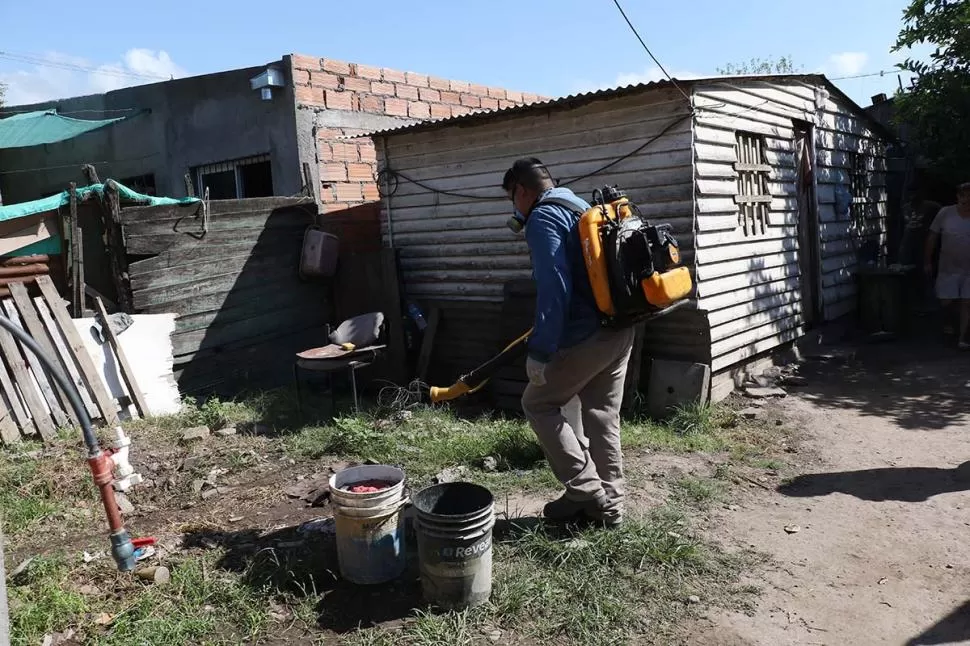 OPERATIVOS. Agentes sanitarios revisan los fondos de las viviendas y detectan posibles criaderos de mosquitos. 