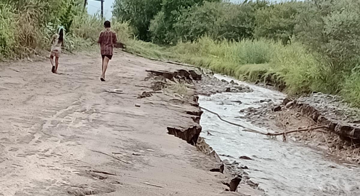 La lluvia causó destrozos de caminos y quedaron aisladas unas 150 familias en el sur tucumano