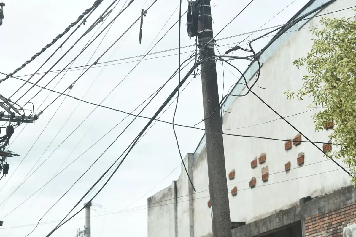 HUELLAS DE LOS ATAQUES. En el barrio Sarmiento se puede observar como cuelgan pedazos de cables que fueron arrancados por ladrones. 