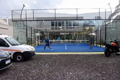 La locura por la paleta lo llevó a poner en Yerba Buena cuatro canchas “a la europea”