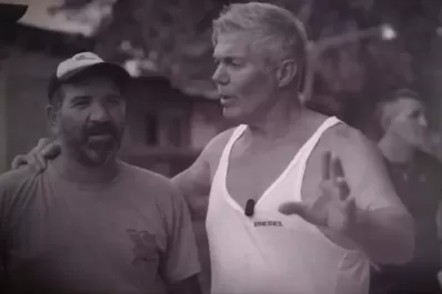 En su spot de campaña, Fernando Burlando abraza a uno de los asesinos de José Luis Cabezas