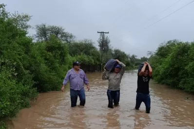 Las inundaciones y el desborde de ríos anegan a familias del sur tucumano