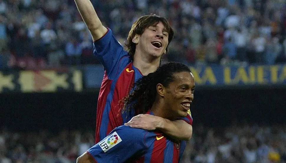 LA PRIMERA VEZ. Ronaldinho y Messi celebran el primer gol del rosarino en el Camp Nou. Fue allá por 2005, Barcelona derrotaba 2-0 a Albacete por la Liga. 