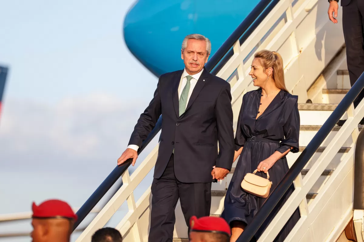 El presidente Alberto Fernández y la primera dama bajan del avión en Republica Dominicana. FOTO CASA ROSADA 