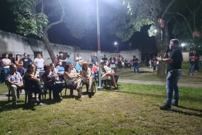 En campaña, el legislador Raúl Albarracín entregó alarmas comunitarias a vecinos