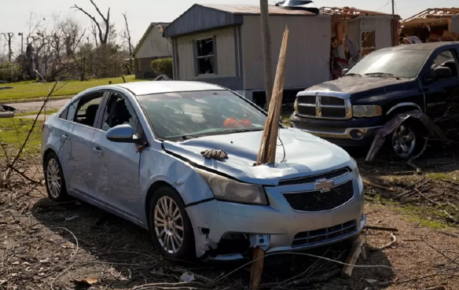 Un vehículo es dañado por un trozo de madera después de tormentas eléctricas que generaron vientos fuertes y tornados en todo el estado, en Rolling Fork, Mississippi, EE. UU., 26 de marzo de 2023.