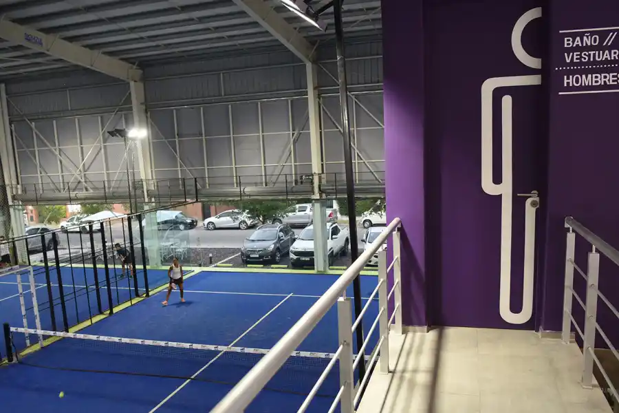 La locura por la paleta lo llevó a poner en Yerba Buena cuatro canchas “a la europea”