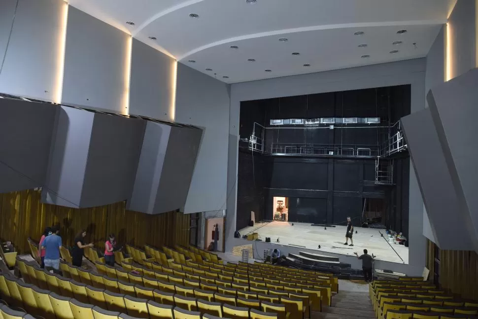 ÚLTIMOS DETALLES. El nuevo teatro del Colegio de Graduados en Ciencias Económicas de Tucumán estará abierto a múltiples actividades sociales. LA GACETA / FOTOs DE DIEGO ÁRAOZ