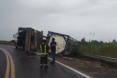 Volcó un camión en la autopista 38