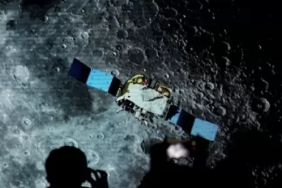 China halló una enorme reserva de agua en la Luna