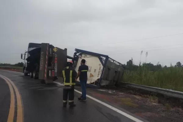 Volcó un camión en la autopista 38