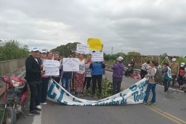 Cortan la Ruta 38 en demanda al gobierno del blanqueo de conserjes y cocineros de 14 escuelas de Santa Ana