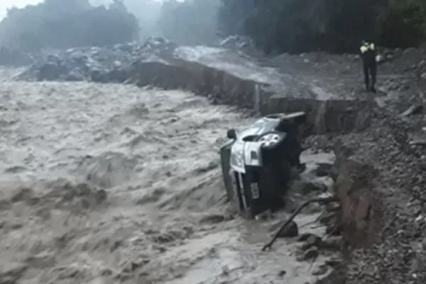 Se desbordó el río Cochuna, se cayó una camioneta y está cortado el tránsito en la ruta 65