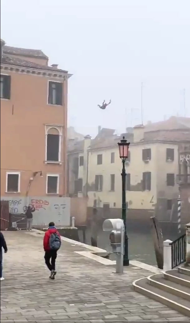  Un turista se lanzó a un canal de Venecia