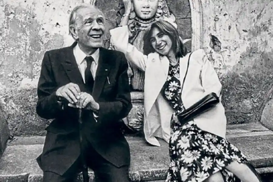 VIAJES. Parte de las postales que ambos recolectaron en sus múltiples viajes al extranjero.