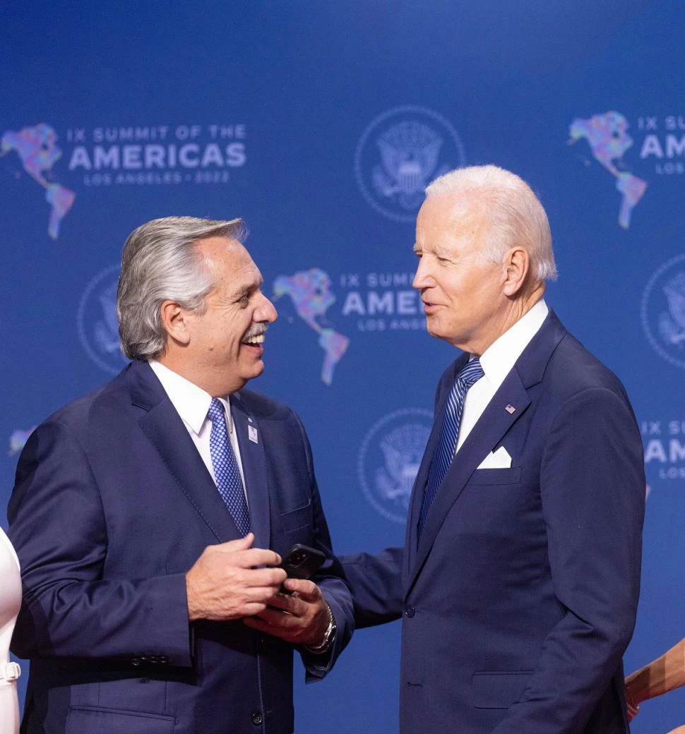 ENCUENTRO. Fernández y Biden se vieron en la Cumbre de las Américas, en Los Ángeles, en junio de 2022.   