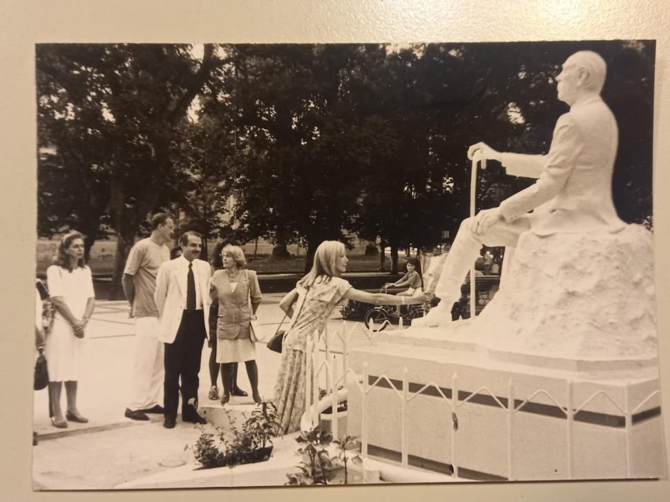 EN TUCUMÁN. María Kodama junto al monumento a Borges en la plaza Urquiza. La obra fue erigida el 16 de noviembre de 1990.