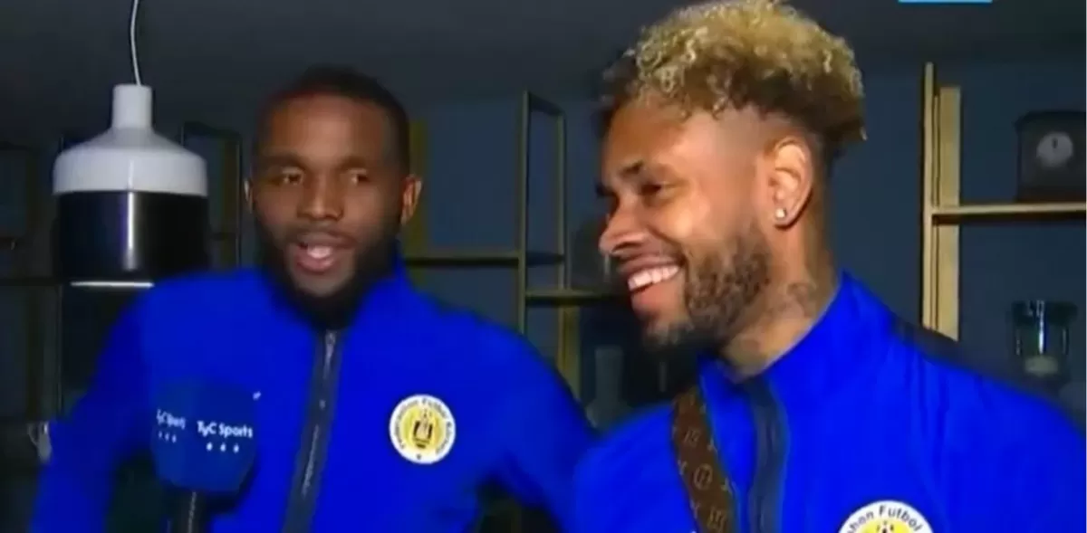Los dos jugadores de Curazao que pidieron las camisetas de Messi. Foto: Captura de Video.