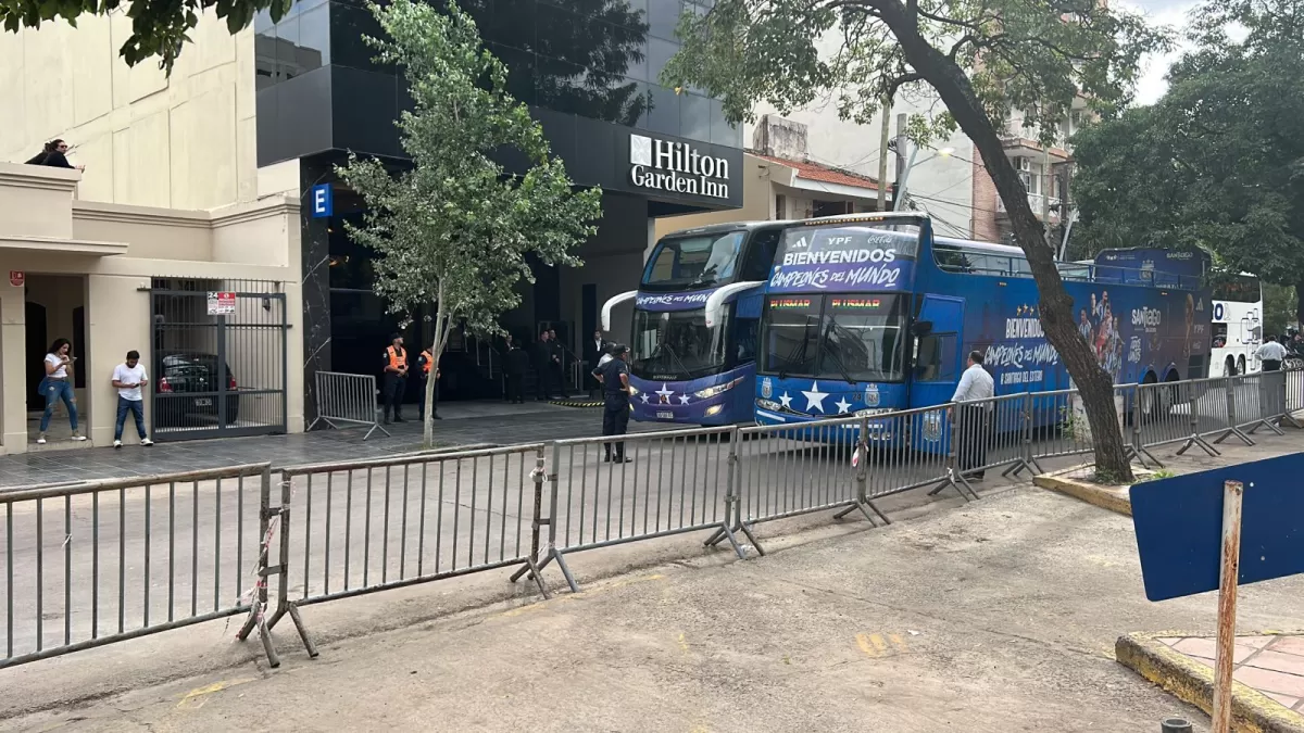 A las 17, en un ómnibus descapotable, la Selección parte al estadio