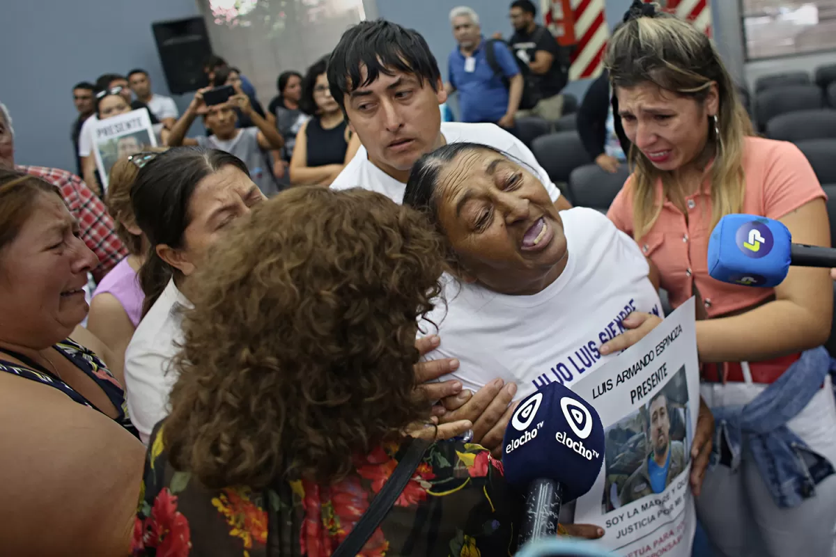 “¡ASESINOS!”. Gladys Herrera, madre de Luis Espinoza, pidió hablar con el subcomisario tras el fallo. No pudo hacerlo y estalló contra los condenados. 
