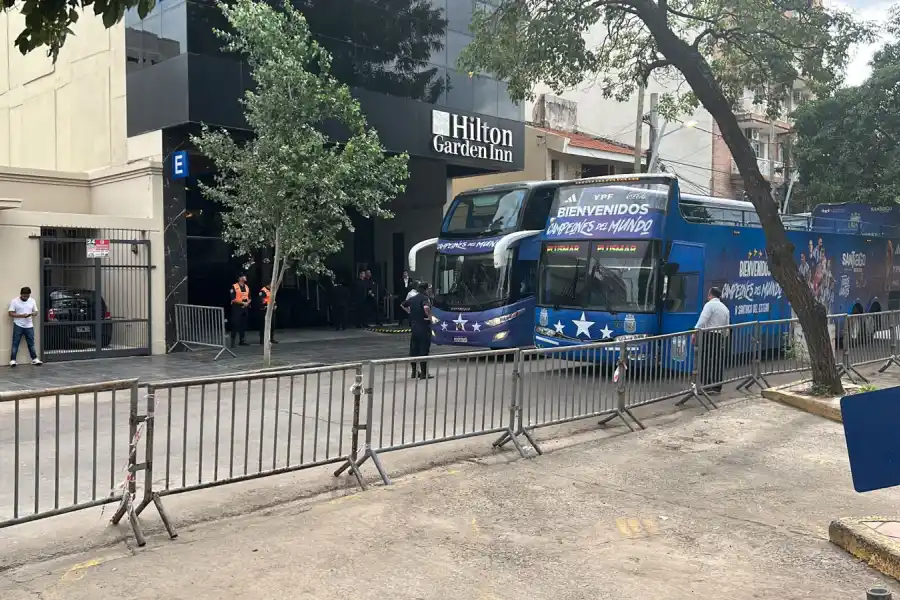 A las 17, en un ómnibus descapotable, la Selección parte al estadio