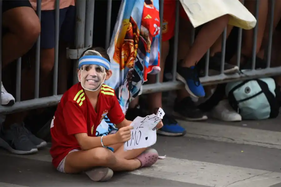 CARISMÁTICO. Un niño espera a la Selección en Santiago con la remera y una careta de 