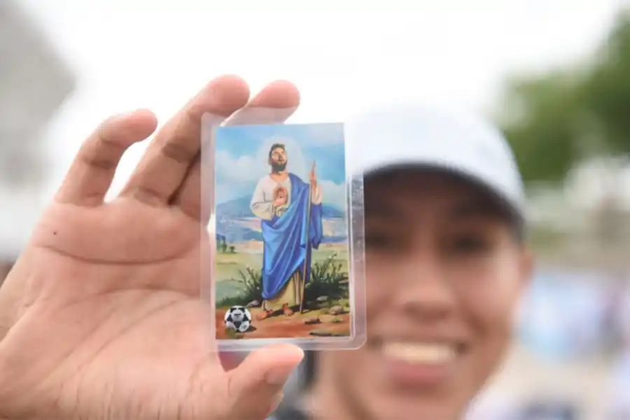 LA GLORIA ETERNA. Una fanática sostiene una estampita con la figura de Lionel Messi. 