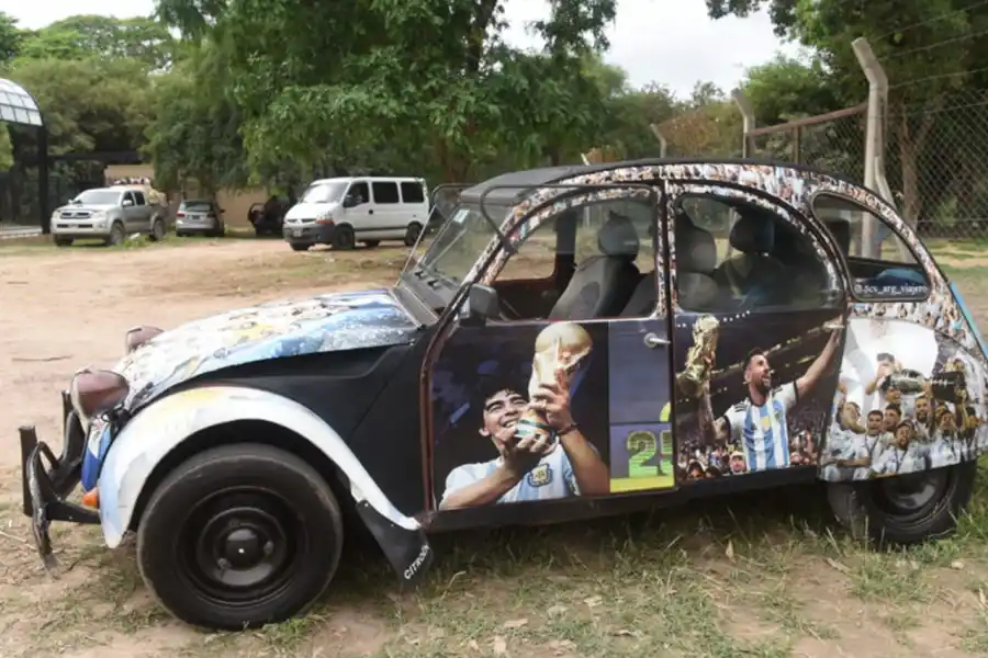 LOCURA. Diego Paz ploteó su auto y manejó más de 1.200 kilómetros para ver a la Selección.